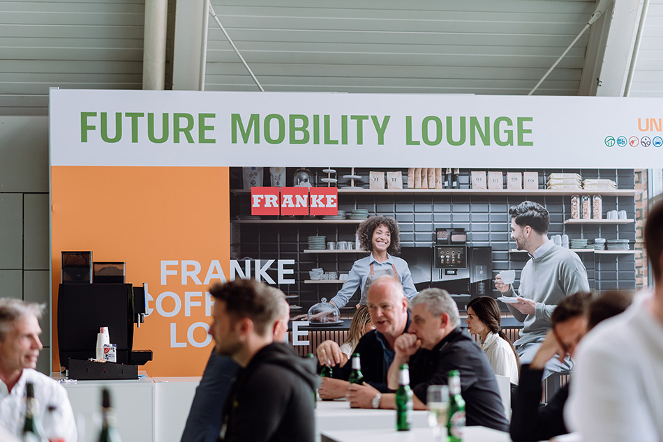 Die Sonderschau „Future-Mobility-Lounge“ gibt einen Überblick zu den relevanten Technologien rund um alternative Antriebsenergien und Raum für den fachlichen Austausch. Foto: Uniti Expo / Toni Hasselmann