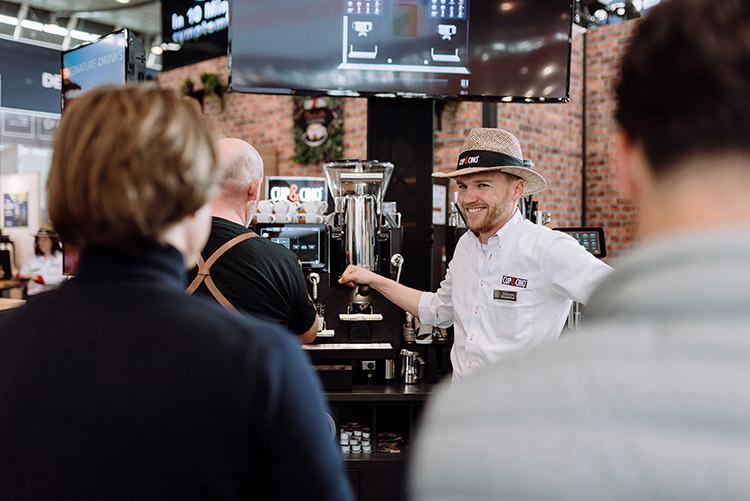 Cup&Cino und viele weitere Aussteller aus dem Heißgetränkebereich zeigten auf der diesjährigen Fachmesse Uniti Expo Kaffeekonzepte für die Tankstellenbranche. Foto: Uniti Kraftstoff