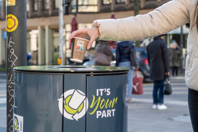 Zentrale Sammelbehälter der Initiative „It’s your Part“ sollen künftig in Innenstädten und öffentlichen Bereichen wie Zoos oder Bahnhöfen Einweg-Papierbecher sammeln, um diese zu recyclen. Foto: It’s your part