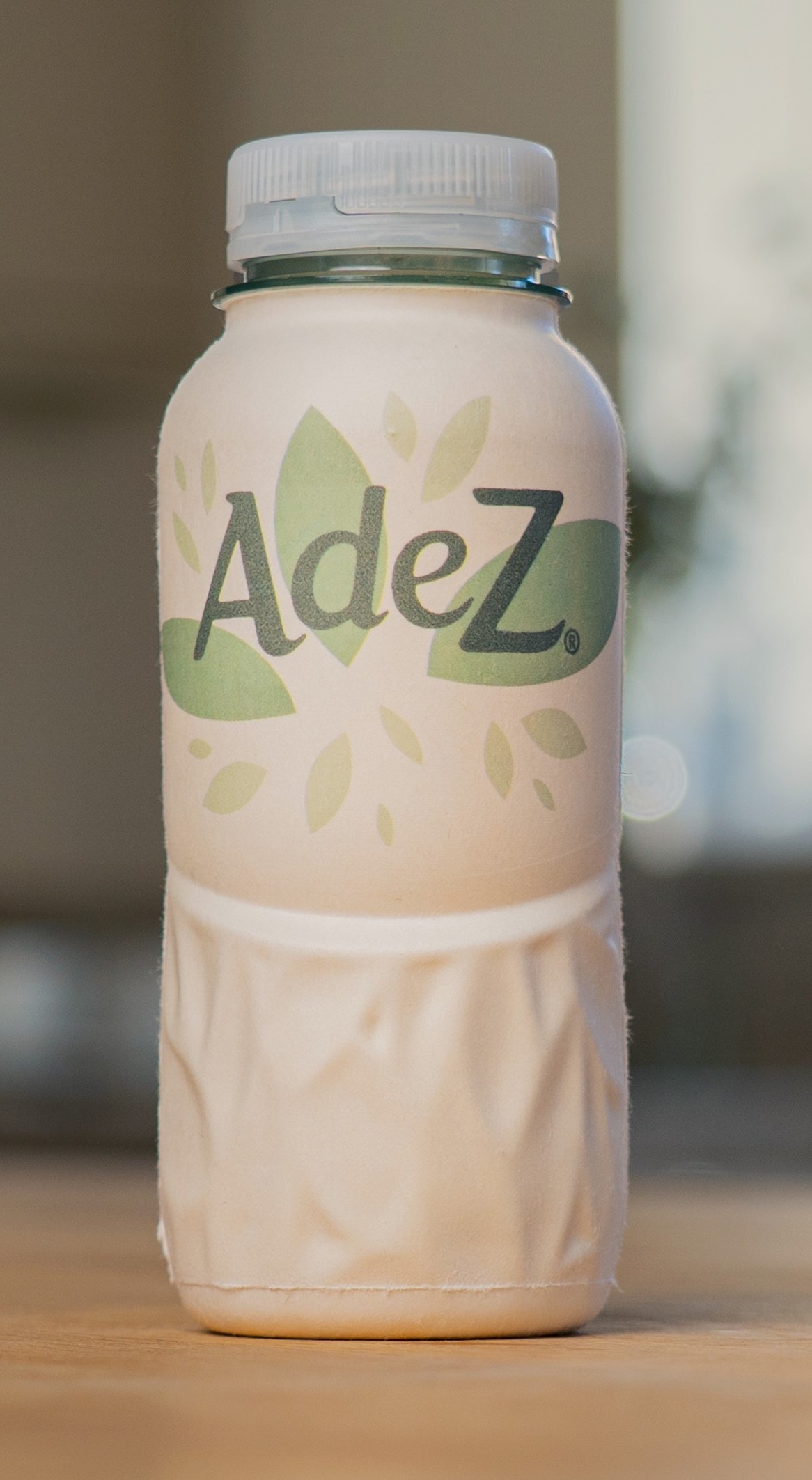 In Ungarn testet Coca-Cola den Prototypen einer Papierflasche für die Marke Adez. Vom Feldtest erhofft sich das Unternehmen Erkenntnisse über Akzeptanz und Praktikabilität der neuen Verpackung. Foto: Coca-Cola
