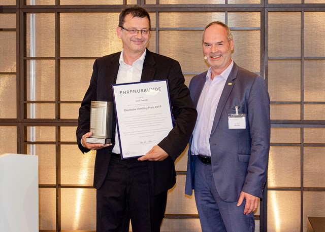 Uwe Danner (l.), Gerhardt Automaten, hat den Deutschen Vending-Preis 2019 des BDV erhalten. Die Laudatio während der Jahreshauptversammlung hielt Udo Gast (r.). Foto: Nolte