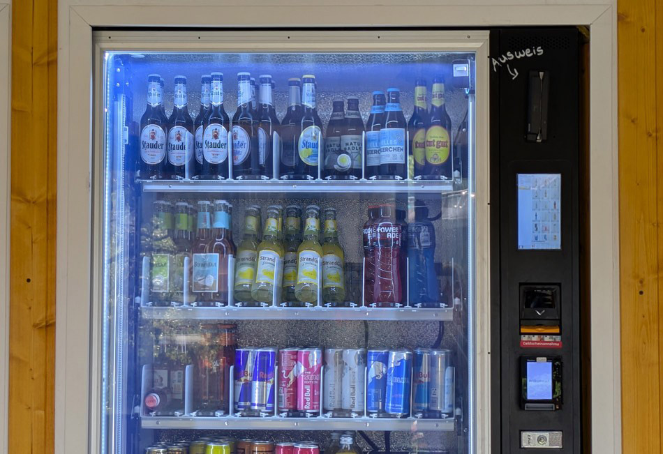 Alkoholische Getränke wie Bier gehören immer häufiger zum Sortiment von Automaten-Shops. Eine Gerichtsentscheidung in Österreich verbietet nun den Verkauf solcher Produkte in personallosen Shops – auch wenn Systeme zur Altersverifikation eingesetzt werden. Foto: Nolte