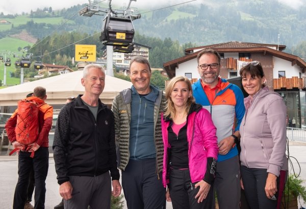 An der diesjährigen Café+Co-Wirtschaftswanderung im Zillertal nahmen 280 Teilnehmer dabei, darunter Fritz Kaltenegger (2.v.r.), Geschäftsführer Café+Co International. Foto: Café+Co / Irene Ascher
