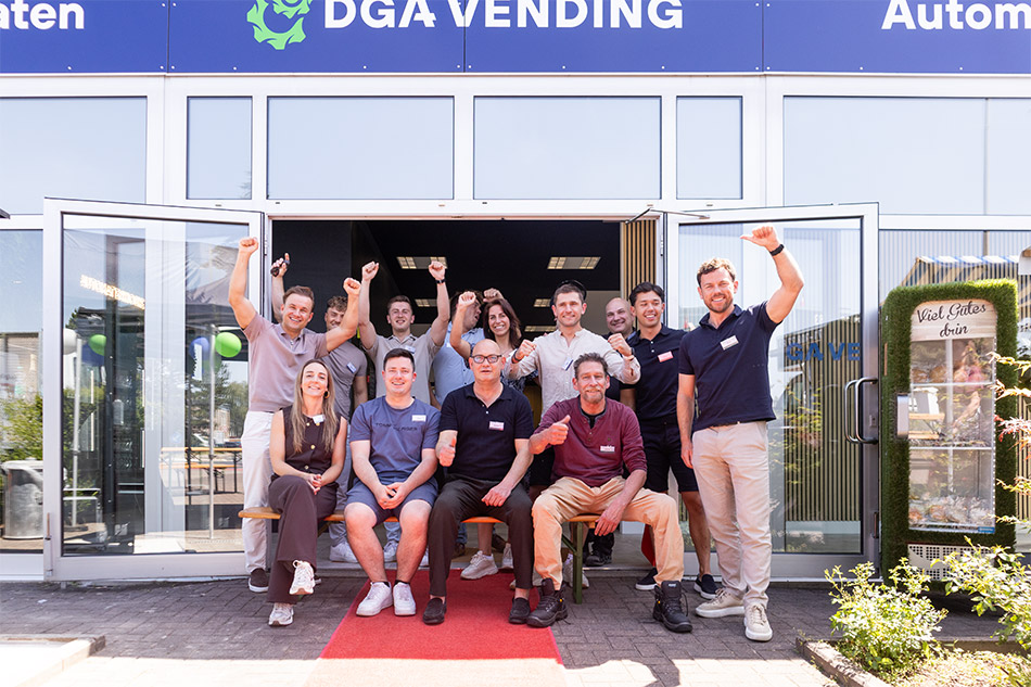 Seit diesem Jahr verfügt der niederländische Automatenhändler DGA Vending über eine deutsche Niederlassung in Heusenstamm bei Frankfurt/Main. Zur Eröffnungsfeier brachte das DGA-Team beste Stimmung mit. Foto: Nolte