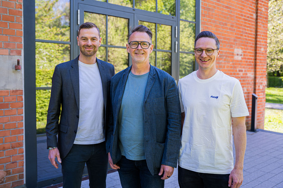 Freuen sich auf die neue Kooperation: Sternekoch Holger Stromberg (M.) sowie die Foodji-Geschäftsführer Felix Munte (l.) und Daniel von Canal. Foto: Foodji
