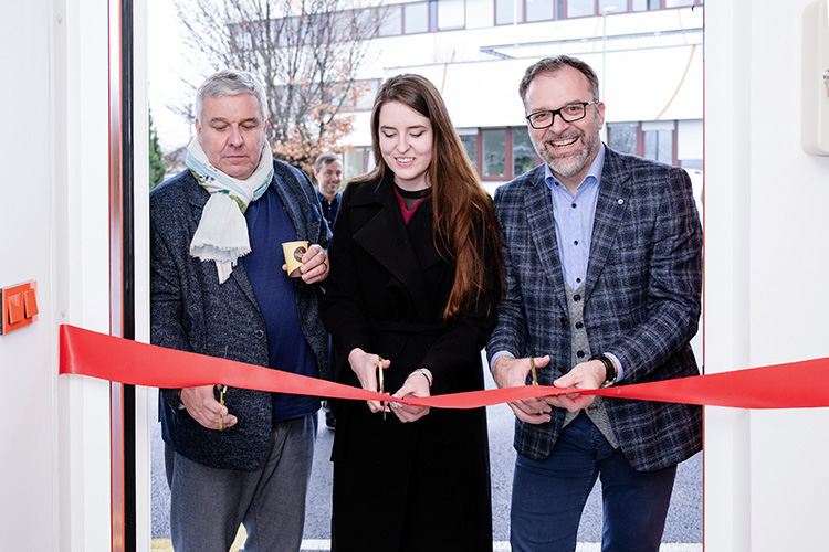 Die offizielle Eröffnung in Modřice übernahmen (v.l.) Radek Dziuban (Geschäftsführer der Café+Co-Tochter Delikomat), Zuzana Plodkova (Leiterin Technik-Center) und Fritz Kaltenegger (Geschäftsführer Café+Co International). Foto: Barevné Fotky
