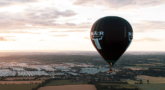 Während des Wacken Open Airs wurde im Rahmen der Haribo-Aktion der Weltrekord für das höchste Luftgitarren-Solo der Welt gebrochen – und zwar in einem Heißluftballon mit dem Marken-Branding des Süßigkeitenherstellers. Foto: Haribo