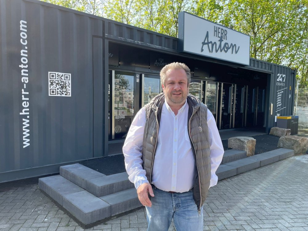 Konzeptgründer Dirk Hensing vor dem neuen Automaten-Shop „Herr Anton“ im Großformat in Greven. Foto: Hensing
