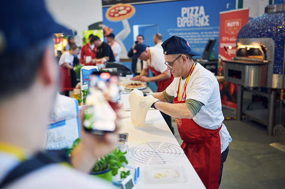 Bei der „Pizza-Experience“ in Halle B6 wird das italienische Lieblingsgericht in all seinen Facetten erlebbar. Ein besonderes Highlight ist die 13. Deutsche Meisterschaft der Pizzabäcker am 16. März. Foto: Messe Hamburg und Kongress