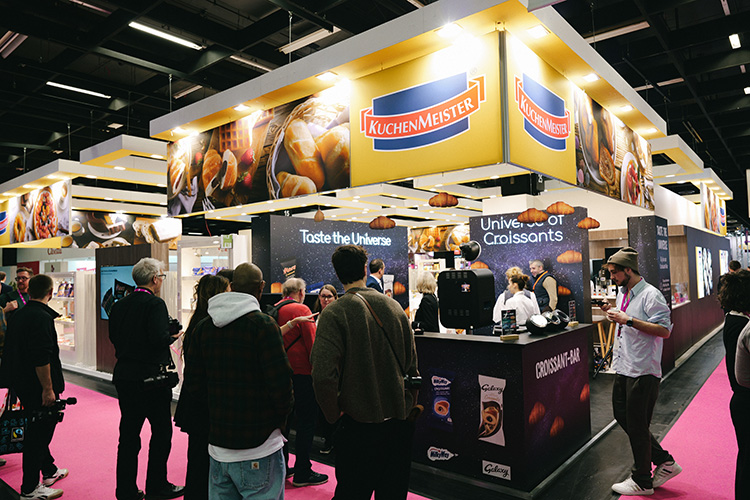 Die Präsentation sorgte während der ISM in Köln für große Aufmerksamkeit am Messestand von Kuchenmeister. Foto: Studio-Hub