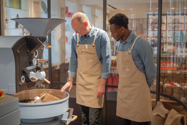 Am hauseigenen Röster können Kunden täglich zwei exklusive Kaffeesorten von Dallmayr verkosten. Foto: Dallmayr