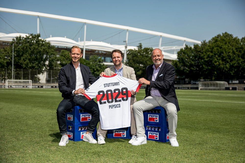 Pepsico und der Fußballverein VfB Stuttgart sind für die nächsten fünf Jahre Partner in der Stuttgarter MHP Arena, hier vertreten von (v.l.): Rouven Kasper, Vorstand Marketing und Vertrieb des VfB Stuttgart, Torben Nielsen, Managing Director bei Pepsico D-A-CH, und Jörg Koschinski, Verkaufsdirektor Gastronomie der Radeberger Gruppe und Geschäftsleiter der Brauerei Stuttgarter Hofbräu. Foto: Pepsico