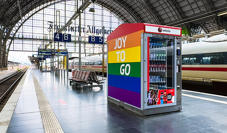 Mit Unterstützung der Deutschen Bahn und zwei Vending-Stationen in Regenbogenfarben in Köln und Frankfurt setzt Selecta ein Statement für geschlechtliche Vielfalt. Foto: Selecta