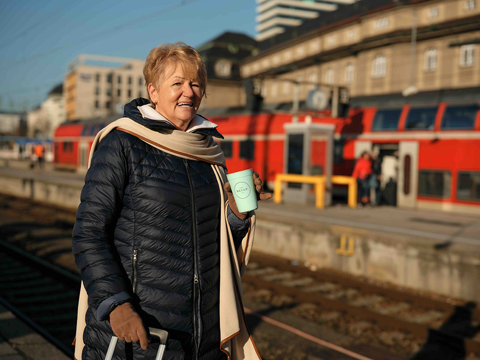 Die Verkehrsgastronomie-Betreiber Janova und HBB setzen mit der Recup-Partnerschaft eine Referenz für die gesamte Branche und zeigen, dass Mehrweg auch an den frequenzstärksten und betrieblich anspruchsvollsten Standorten funktioniert. Foto: Recup/Julian Schöll