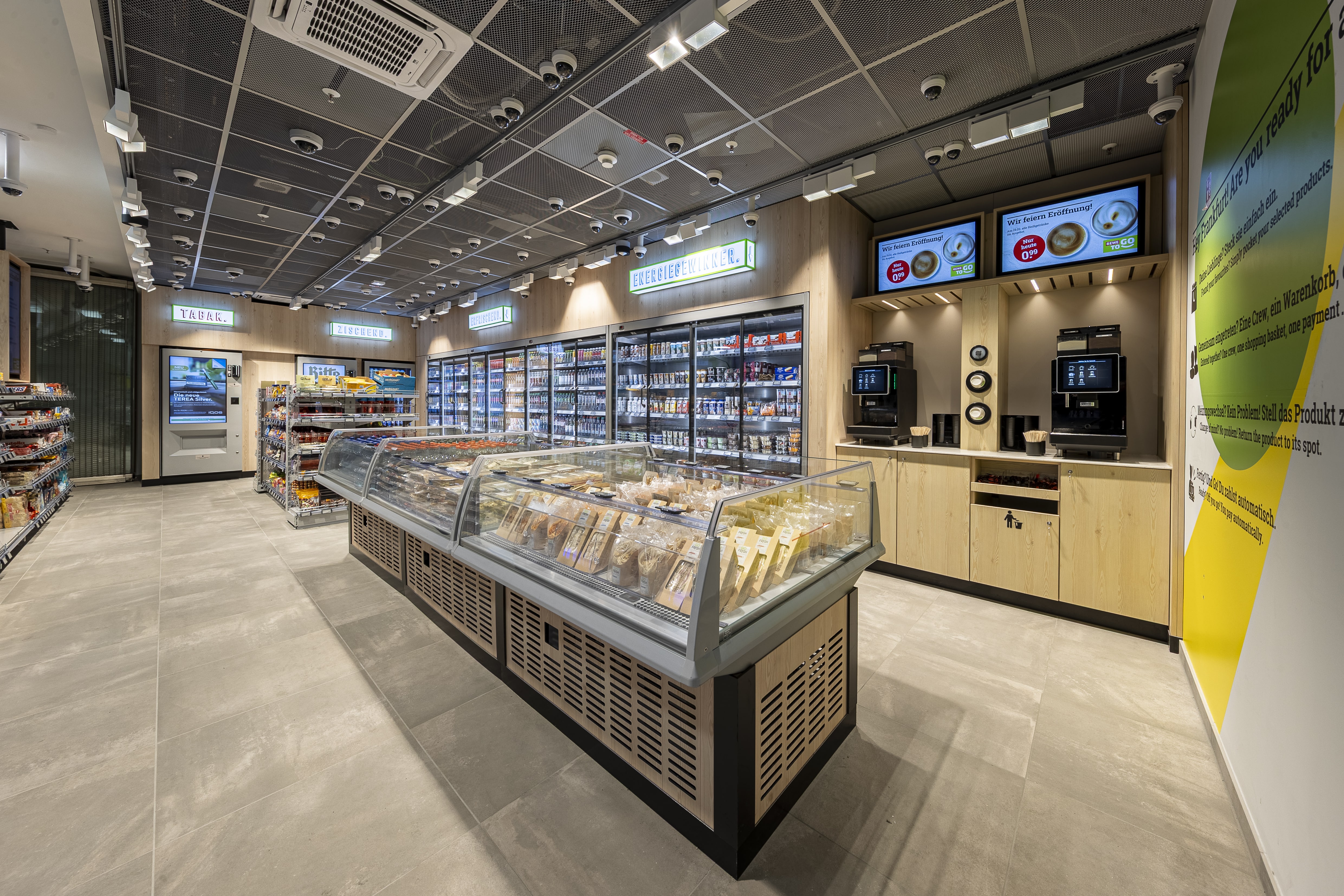 Im Shop werden ein breites Sortiment an frischen Snacks, Getränken und Kaffeespezialitäten sowie ausgewählte Drogerieartikel, Reisebedarf und Lebensmittel angeboten. Foto: Lekkerland / Christian Christes