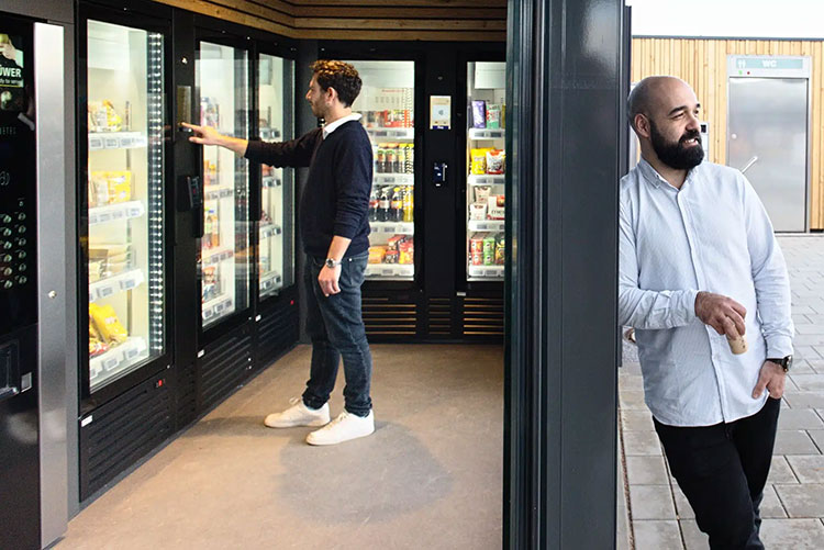 Anwohner, Pendler und Kunden des EnBW-Schnellladeparks in Lichtenau können sich im dortigen „Smart-Shop“ rund um die Uhr mit Kaffee, kühlen Getränken, frischen Snacks wie Sandwiches und Salaten sowie anderen Produkten versorgen. Insgesamt stehen knapp 200 Artikel zur Verfügung. Foto: Lekkerland/Charlotte Sattler