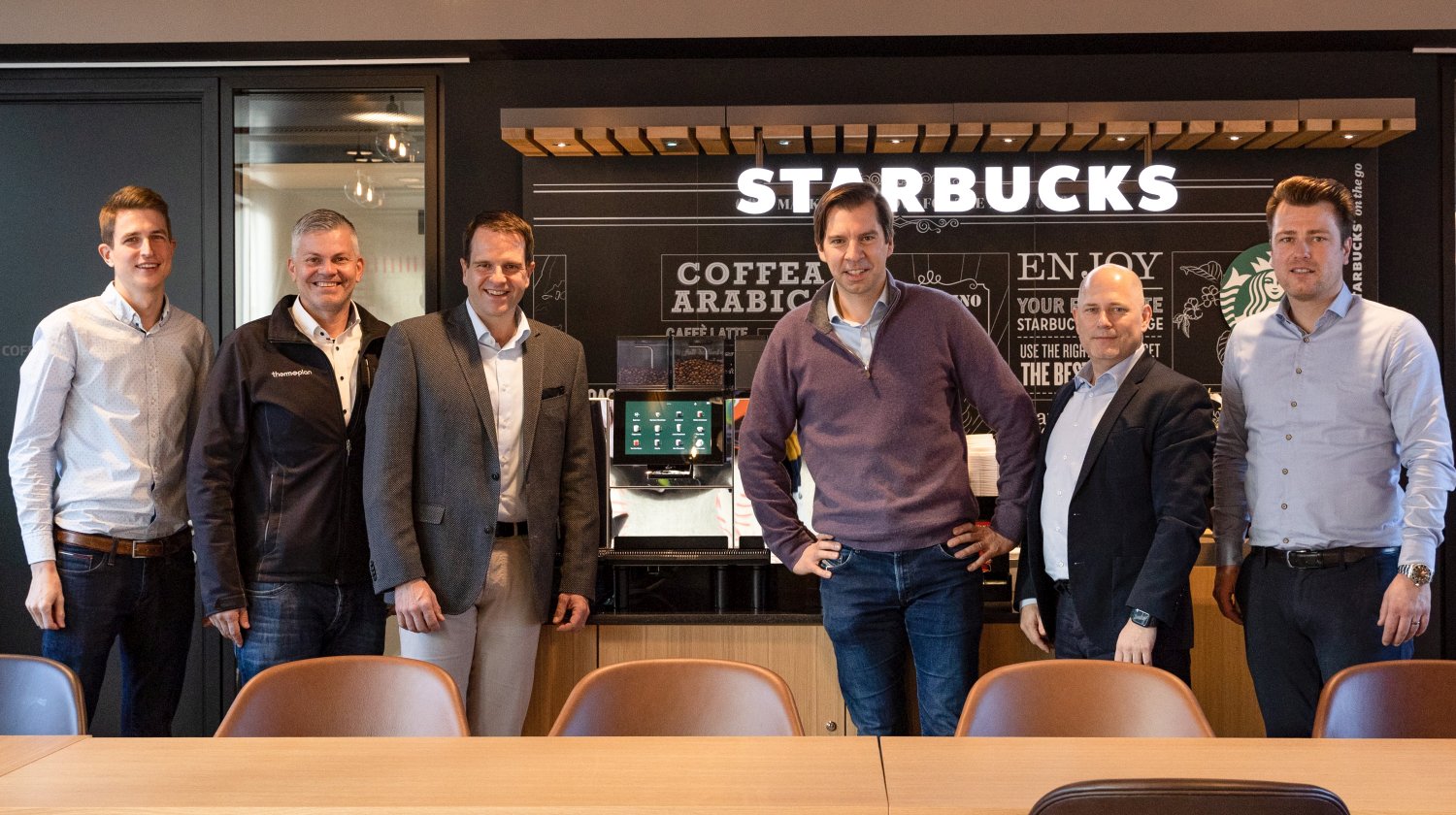 Die Teams um Selecta-CEO Christian Schmitz (3.v.r.) und Thermoplan-CEO Adrian Steiner (3.v.l.) arbeiten künftig bei Selectas Selbstbedienungskonzept „We proudly serve Starbucks“ zusammen. Foto: Selecta Group