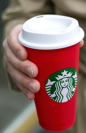 In diesem Jahr ist der limitierte Red Cup von Starbucks auch als wiederverwendbare Variante erhältlich. Foto: Starbucks