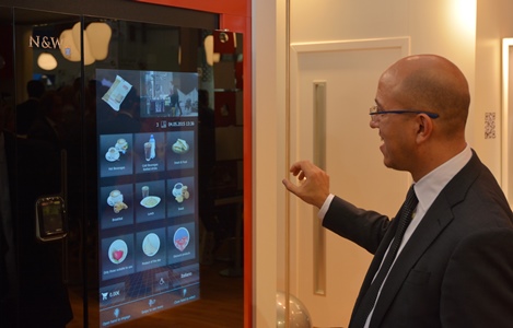 N&W Global Vending und Intel präsentierten ihr gemeinsames Touchless-Konzept, mit dem Produkte am Automaten mit einem Griff berührungslos ausgewählt werden können. Foto: Nolte