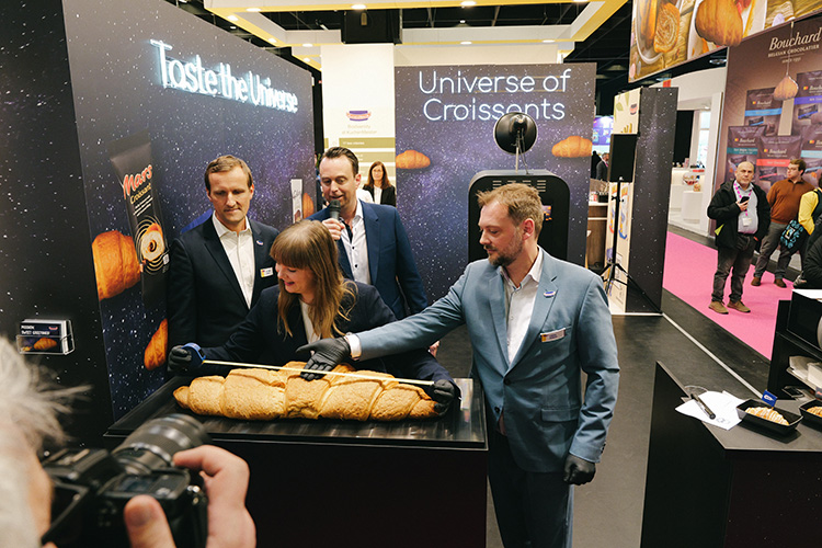 Den Rekord für das weltweit größte Croissant hält seit diesem Monat Kuchenmeister. Offiziell bestätigt wurde das vom Rekord-Institut für Deutschland während der diesjährigen Süßwarenfachmesse ISM. Foto: Studio-Hub