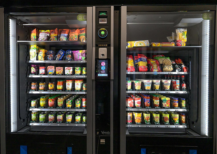 Zum Sortiment des neuen Automatenshops in München gehören diverse Schnelldreher, aber auch eine breite Auswahl an Lebensmitteln, unter anderem in Konserven oder auch tiefgekühlt. Foto: Flavura