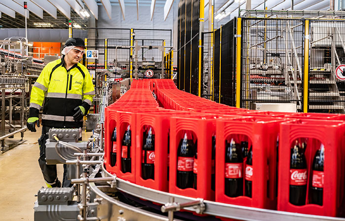 Seit 2022 wird am Coca-Cola Standort Lüneburg die 1-Liter-Glasflasche abgefüllt. Bis zum Sommer 2024 soll eine weitere Mehrwegabfüllanlage für kleine Glasflaschen in Betrieb gehen. Foto: Coca-Cola / Uli Deck