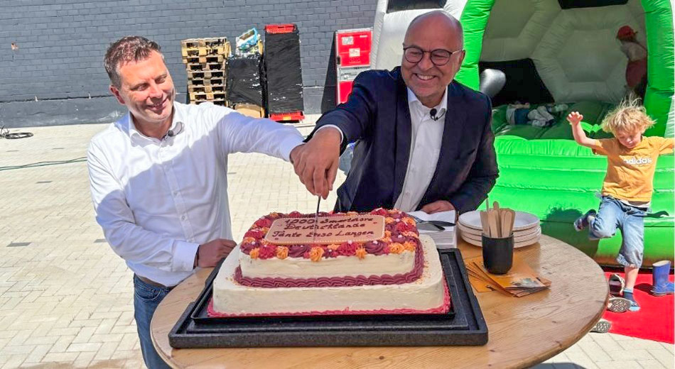 Tante-Enso-CEO Norbert Hegmann (l.) und DHWB-Retail-Experte Stephan Rüschen schneiden den Kuchen zur Eröffnung des 1.000. Smart-Stores in Deutschland an. Foto: Tante Enso